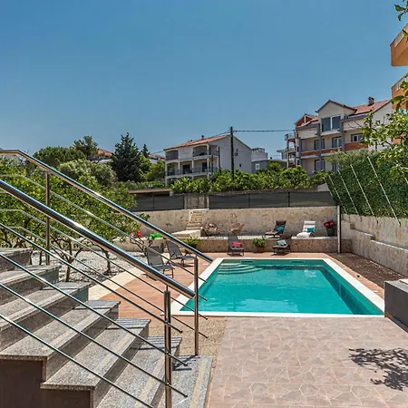 2 Bedroom Lovely In Okrug Gornji Trogir