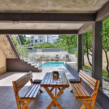 2 Bedroom Lovely In Okrug Gornji Trogir