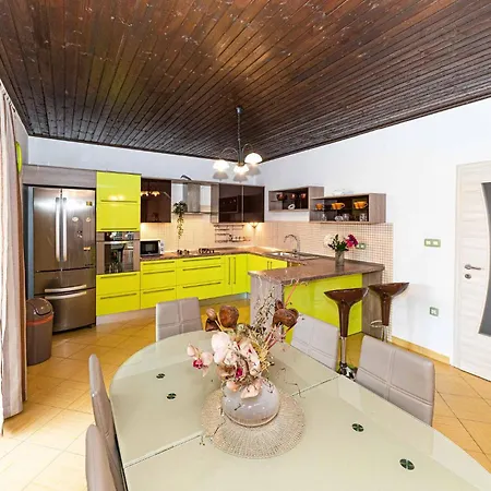 2 Bedroom Lovely In Okrug Gornji Lejlighed *