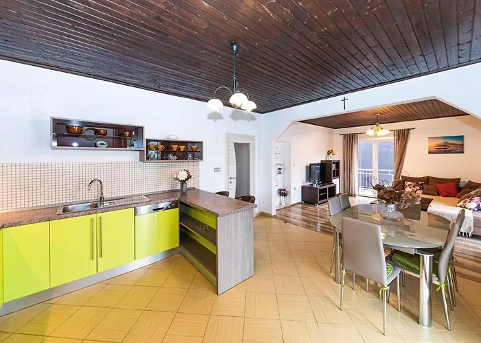 Gorgeous In Okrug Gornji 特罗吉尔