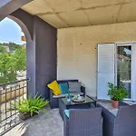 2 Bedroom Lovely In Okrug Gornji