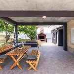 Apartment 2 Bedroom Lovely In Okrug Gornji Trogir