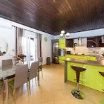 Apartment 2 Bedroom Lovely In Okrug Gornji *