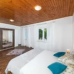 2 Bedroom Lovely In Okrug Gornji Apartment *