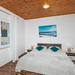 Apartment 2 Bedroom Lovely In Okrug Gornji *