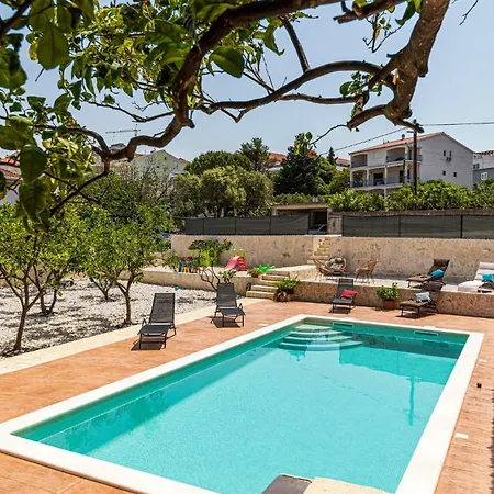 Gorgeous In Okrug Gornji Trogir