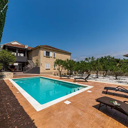 2 Bedroom Lovely In Okrug Gornji