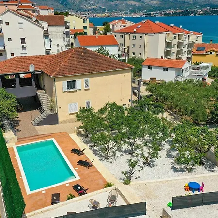 Apartment 2 Bedroom Lovely In Okrug Gornji Trogir