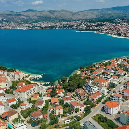 2 Bedroom Lovely In Okrug Gornji Apartment