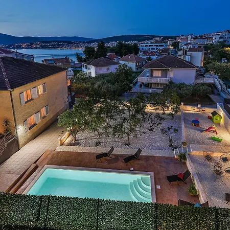2 Bedroom Lovely In Okrug Gornji Trogir