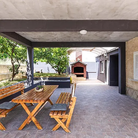 Apartment 2 Bedroom Lovely In Okrug Gornji Trogir