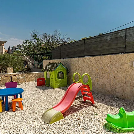 2 Bedroom Lovely In Okrug Gornji Apartment *