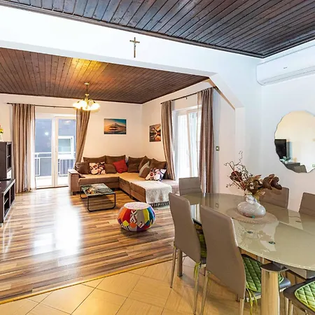 2 Bedroom Lovely In Okrug Gornji Trogir