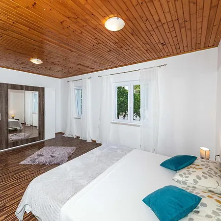 2 Bedroom Lovely In Okrug Gornji Apartment *