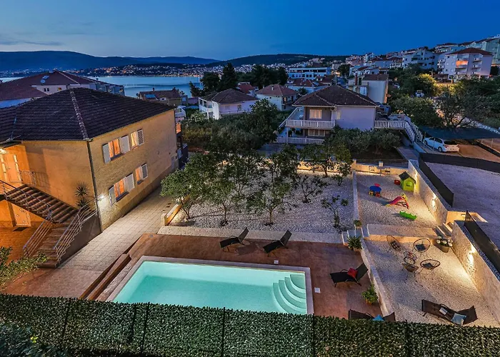 Gorgeous In Okrug Gornji Trogir