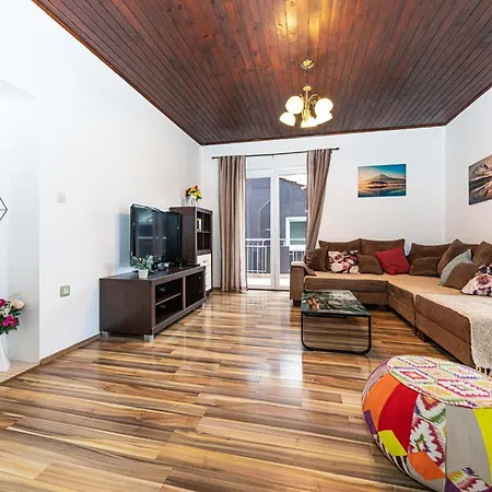 2 Bedroom Lovely In Okrug Gornji Trogir