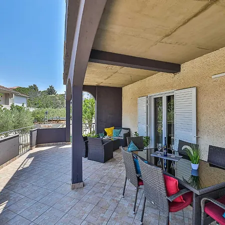 Apartman 2 Bedroom Lovely In Okrug Gornji Trogir