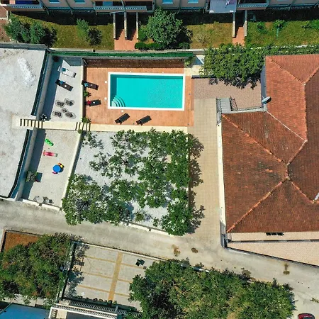 2 Bedroom Lovely In Okrug Gornji Trogir
